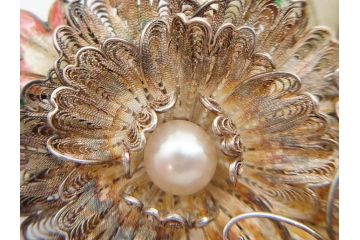 希少　アンティーク　金工　舞妓用　パール(真珠)　鮮やかな蝶と繊細な花の細工が目を引く豪華な帯留(ぽっちり、帯留め、着物道具、和装小物、アクセサリー、ブローチ、ケース付き)(R-078991)