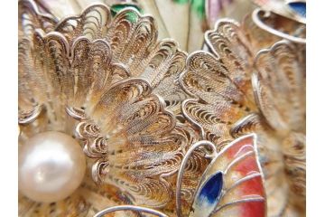 希少　アンティーク　金工　舞妓用　パール(真珠)　鮮やかな蝶と繊細な花の細工が目を引く豪華な帯留(ぽっちり、帯留め、着物道具、和装小物、アクセサリー、ブローチ、ケース付き)(R-078991)