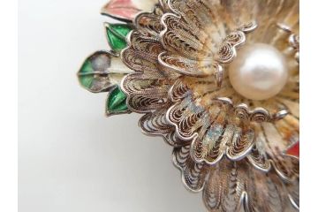 希少　アンティーク　金工　舞妓用　パール(真珠)　鮮やかな蝶と繊細な花の細工が目を引く豪華な帯留(ぽっちり、帯留め、着物道具、和装小物、アクセサリー、ブローチ、ケース付き)(R-078991)