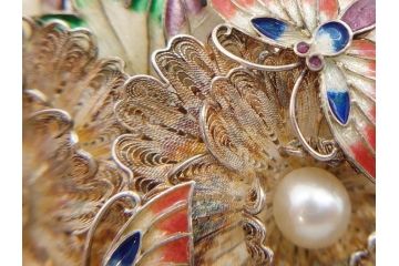 希少　アンティーク　金工　舞妓用　パール(真珠)　鮮やかな蝶と繊細な花の細工が目を引く豪華な帯留(ぽっちり、帯留め、着物道具、和装小物、アクセサリー、ブローチ、ケース付き)(R-078991)