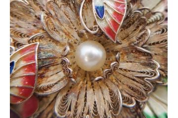 希少　アンティーク　金工　舞妓用　パール(真珠)　鮮やかな蝶と繊細な花の細工が目を引く豪華な帯留(ぽっちり、帯留め、着物道具、和装小物、アクセサリー、ブローチ、ケース付き)(R-078991)