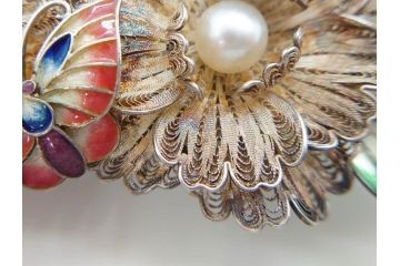 希少　アンティーク　金工　舞妓用　パール(真珠)　鮮やかな蝶と繊細な花の細工が目を引く豪華な帯留(ぽっちり、帯留め、着物道具、和装小物、アクセサリー、ブローチ、ケース付き)(R-078991)