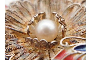 希少　アンティーク　金工　舞妓用　パール(真珠)　鮮やかな蝶と繊細な花の細工が目を引く豪華な帯留(ぽっちり、帯留め、着物道具、和装小物、アクセサリー、ブローチ、ケース付き)(R-078991)