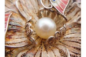 希少　アンティーク　金工　舞妓用　パール(真珠)　鮮やかな蝶と繊細な花の細工が目を引く豪華な帯留(ぽっちり、帯留め、着物道具、和装小物、アクセサリー、ブローチ、ケース付き)(R-078991)