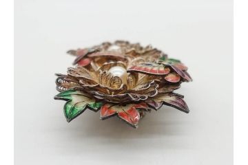 希少　アンティーク　金工　舞妓用　パール(真珠)　鮮やかな蝶と繊細な花の細工が目を引く豪華な帯留(ぽっちり、帯留め、着物道具、和装小物、アクセサリー、ブローチ、ケース付き)(R-078991)