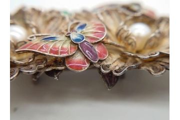 希少　アンティーク　金工　舞妓用　パール(真珠)　鮮やかな蝶と繊細な花の細工が目を引く豪華な帯留(ぽっちり、帯留め、着物道具、和装小物、アクセサリー、ブローチ、ケース付き)(R-078991)