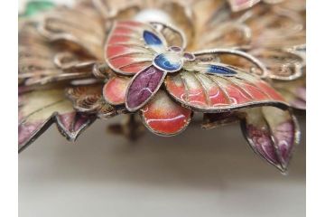 希少　アンティーク　金工　舞妓用　パール(真珠)　鮮やかな蝶と繊細な花の細工が目を引く豪華な帯留(ぽっちり、帯留め、着物道具、和装小物、アクセサリー、ブローチ、ケース付き)(R-078991)