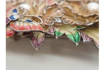希少　アンティーク　金工　舞妓用　パール(真珠)　鮮やかな蝶と繊細な花の細工が目を引く豪華な帯留(ぽっちり、帯留め、着物道具、和装小物、アクセサリー、ブローチ、ケース付き)(R-078991)