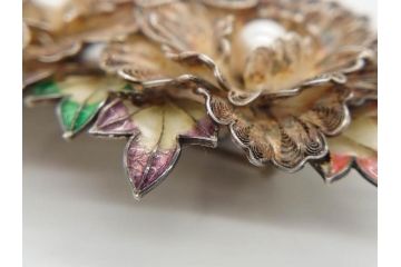 希少　アンティーク　金工　舞妓用　パール(真珠)　鮮やかな蝶と繊細な花の細工が目を引く豪華な帯留(ぽっちり、帯留め、着物道具、和装小物、アクセサリー、ブローチ、ケース付き)(R-078991)