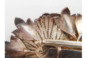 希少　アンティーク　金工　舞妓用　パール(真珠)　鮮やかな蝶と繊細な花の細工が目を引く豪華な帯留(ぽっちり、帯留め、着物道具、和装小物、アクセサリー、ブローチ、ケース付き)(R-078991)