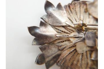 希少　アンティーク　金工　舞妓用　パール(真珠)　鮮やかな蝶と繊細な花の細工が目を引く豪華な帯留(ぽっちり、帯留め、着物道具、和装小物、アクセサリー、ブローチ、ケース付き)(R-078991)
