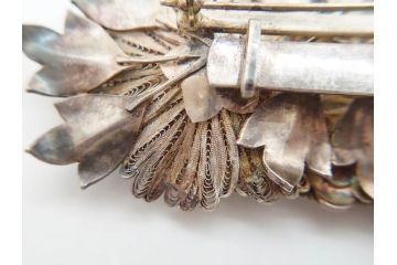 希少　アンティーク　金工　舞妓用　パール(真珠)　鮮やかな蝶と繊細な花の細工が目を引く豪華な帯留(ぽっちり、帯留め、着物道具、和装小物、アクセサリー、ブローチ、ケース付き)(R-078991)