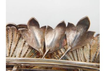 希少　アンティーク　金工　舞妓用　パール(真珠)　鮮やかな蝶と繊細な花の細工が目を引く豪華な帯留(ぽっちり、帯留め、着物道具、和装小物、アクセサリー、ブローチ、ケース付き)(R-078991)
