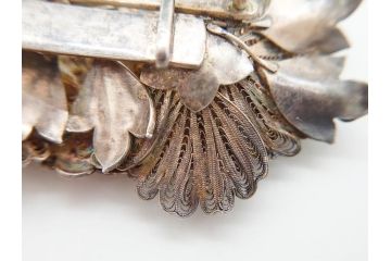 希少　アンティーク　金工　舞妓用　パール(真珠)　鮮やかな蝶と繊細な花の細工が目を引く豪華な帯留(ぽっちり、帯留め、着物道具、和装小物、アクセサリー、ブローチ、ケース付き)(R-078991)