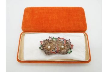 希少　アンティーク　金工　舞妓用　パール(真珠)　鮮やかな蝶と繊細な花の細工が目を引く豪華な帯留(ぽっちり、帯留め、着物道具、和装小物、アクセサリー、ブローチ、ケース付き)(R-078991)