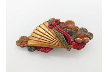 アンティーク　梅に扇　鼈甲(ベッコウ)　螺鈿　繊細な吉祥文様が魅力の帯留(帯留め、着物道具、和装小物、ブローチ、アクセサリー、扇子、べっ甲、ケース付き)(R-078992)
