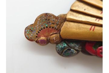アンティーク　梅に扇　鼈甲(ベッコウ)　螺鈿　繊細な吉祥文様が魅力の帯留(帯留め、着物道具、和装小物、ブローチ、アクセサリー、扇子、べっ甲、ケース付き)(R-078992)