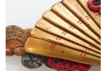 アンティーク　梅に扇　鼈甲(ベッコウ)　螺鈿　繊細な吉祥文様が魅力の帯留(帯留め、着物道具、和装小物、ブローチ、アクセサリー、扇子、べっ甲、ケース付き)(R-078992)