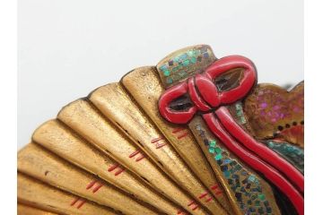 アンティーク　梅に扇　鼈甲(ベッコウ)　螺鈿　繊細な吉祥文様が魅力の帯留(帯留め、着物道具、和装小物、ブローチ、アクセサリー、扇子、べっ甲、ケース付き)(R-078992)