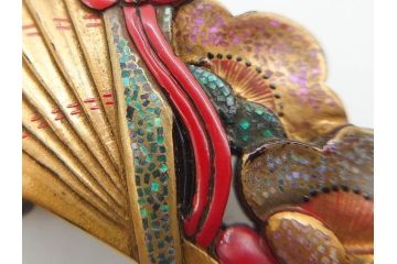 アンティーク　梅に扇　鼈甲(ベッコウ)　螺鈿　繊細な吉祥文様が魅力の帯留(帯留め、着物道具、和装小物、ブローチ、アクセサリー、扇子、べっ甲、ケース付き)(R-078992)