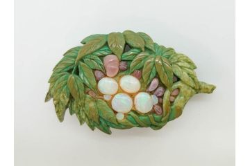 アンティーク　作家物　緑石　彫刻　オパール　匠の技を感じられる上品な帯留(帯留め、葡萄、ぶどう、玉石?、着物道具、和装小物、アクセサリー、ブローチ、ケース付き)(R-078993)
