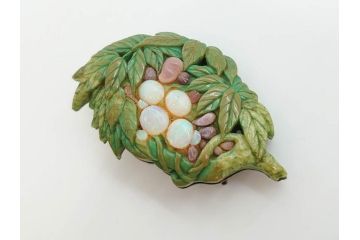 アンティーク　作家物　緑石　彫刻　オパール　匠の技を感じられる上品な帯留(帯留め、葡萄、ぶどう、玉石?、着物道具、和装小物、アクセサリー、ブローチ、ケース付き)(R-078993)