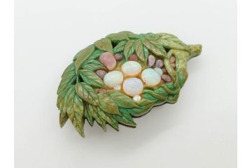 アンティーク　作家物　緑石　彫刻　オパール　匠の技を感じられる上品な帯留(帯留め、葡萄、ぶどう、玉石?、着物道具、和装小物、アクセサリー、ブローチ、ケース付き)(R-078993)