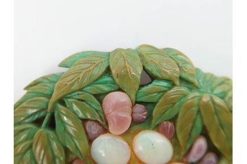 アンティーク　作家物　緑石　彫刻　オパール　匠の技を感じられる上品な帯留(帯留め、葡萄、ぶどう、玉石?、着物道具、和装小物、アクセサリー、ブローチ、ケース付き)(R-078993)