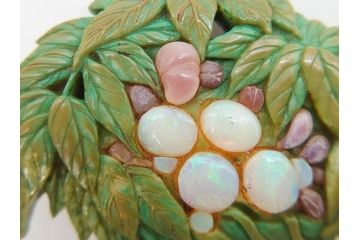 アンティーク　作家物　緑石　彫刻　オパール　匠の技を感じられる上品な帯留(帯留め、葡萄、ぶどう、玉石?、着物道具、和装小物、アクセサリー、ブローチ、ケース付き)(R-078993)