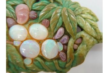 アンティーク　作家物　緑石　彫刻　オパール　匠の技を感じられる上品な帯留(帯留め、葡萄、ぶどう、玉石?、着物道具、和装小物、アクセサリー、ブローチ、ケース付き)(R-078993)
