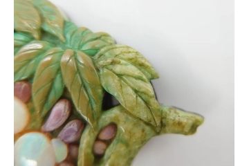 アンティーク　作家物　緑石　彫刻　オパール　匠の技を感じられる上品な帯留(帯留め、葡萄、ぶどう、玉石?、着物道具、和装小物、アクセサリー、ブローチ、ケース付き)(R-078993)