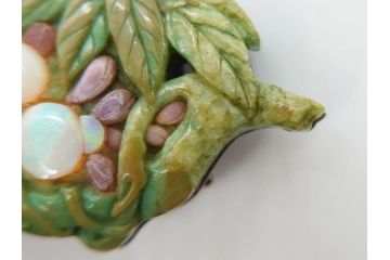 アンティーク　作家物　緑石　彫刻　オパール　匠の技を感じられる上品な帯留(帯留め、葡萄、ぶどう、玉石?、着物道具、和装小物、アクセサリー、ブローチ、ケース付き)(R-078993)