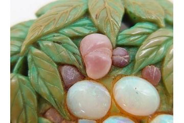 アンティーク　作家物　緑石　彫刻　オパール　匠の技を感じられる上品な帯留(帯留め、葡萄、ぶどう、玉石?、着物道具、和装小物、アクセサリー、ブローチ、ケース付き)(R-078993)