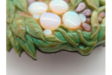 アンティーク　作家物　緑石　彫刻　オパール　匠の技を感じられる上品な帯留(帯留め、葡萄、ぶどう、玉石?、着物道具、和装小物、アクセサリー、ブローチ、ケース付き)(R-078993)