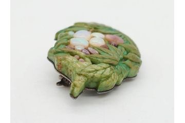 アンティーク　作家物　緑石　彫刻　オパール　匠の技を感じられる上品な帯留(帯留め、葡萄、ぶどう、玉石?、着物道具、和装小物、アクセサリー、ブローチ、ケース付き)(R-078993)