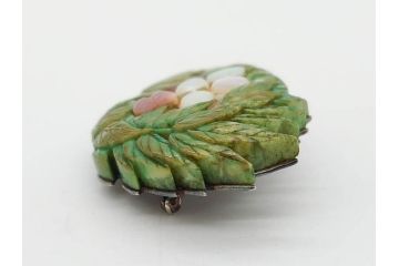 アンティーク　作家物　緑石　彫刻　オパール　匠の技を感じられる上品な帯留(帯留め、葡萄、ぶどう、玉石?、着物道具、和装小物、アクセサリー、ブローチ、ケース付き)(R-078993)