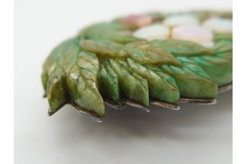 アンティーク　作家物　緑石　彫刻　オパール　匠の技を感じられる上品な帯留(帯留め、葡萄、ぶどう、玉石?、着物道具、和装小物、アクセサリー、ブローチ、ケース付き)(R-078993)