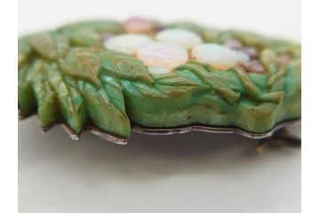 アンティーク　作家物　緑石　彫刻　オパール　匠の技を感じられる上品な帯留(帯留め、葡萄、ぶどう、玉石?、着物道具、和装小物、アクセサリー、ブローチ、ケース付き)(R-078993)