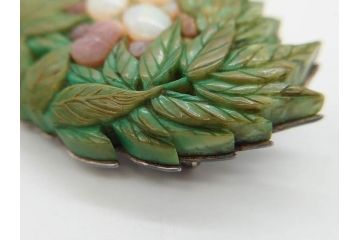 アンティーク　作家物　緑石　彫刻　オパール　匠の技を感じられる上品な帯留(帯留め、葡萄、ぶどう、玉石?、着物道具、和装小物、アクセサリー、ブローチ、ケース付き)(R-078993)