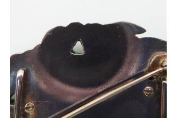 アンティーク　作家物　緑石　彫刻　オパール　匠の技を感じられる上品な帯留(帯留め、葡萄、ぶどう、玉石?、着物道具、和装小物、アクセサリー、ブローチ、ケース付き)(R-078993)
