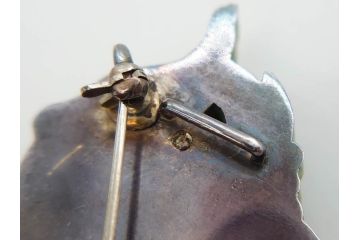 アンティーク　作家物　緑石　彫刻　オパール　匠の技を感じられる上品な帯留(帯留め、葡萄、ぶどう、玉石?、着物道具、和装小物、アクセサリー、ブローチ、ケース付き)(R-078993)