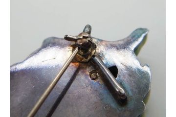 アンティーク　作家物　緑石　彫刻　オパール　匠の技を感じられる上品な帯留(帯留め、葡萄、ぶどう、玉石?、着物道具、和装小物、アクセサリー、ブローチ、ケース付き)(R-078993)