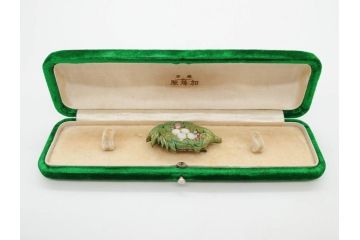 アンティーク　作家物　緑石　彫刻　オパール　匠の技を感じられる上品な帯留(帯留め、葡萄、ぶどう、玉石?、着物道具、和装小物、アクセサリー、ブローチ、ケース付き)(R-078993)