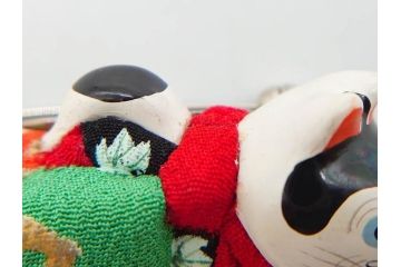 アンティーク　木目込　奴と犬　細部まで丁寧に作られた可愛らしい帯留・帯締めセット(木目込み、犬張子、奴さん、犬張り子、やっこさん、ブローチ、帯留め、春山、正月、着物道具、和装小物、アクセサリー、ケース付き)(R-078995)