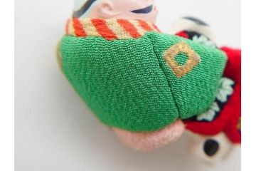 アンティーク　木目込　奴と犬　細部まで丁寧に作られた可愛らしい帯留・帯締めセット(木目込み、犬張子、奴さん、犬張り子、やっこさん、ブローチ、帯留め、春山、正月、着物道具、和装小物、アクセサリー、ケース付き)(R-078995)