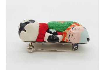 アンティーク　木目込　奴と犬　細部まで丁寧に作られた可愛らしい帯留・帯締めセット(木目込み、犬張子、奴さん、犬張り子、やっこさん、ブローチ、帯留め、春山、正月、着物道具、和装小物、アクセサリー、ケース付き)(R-078995)