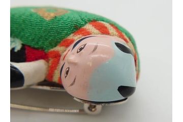 アンティーク　木目込　奴と犬　細部まで丁寧に作られた可愛らしい帯留・帯締めセット(木目込み、犬張子、奴さん、犬張り子、やっこさん、ブローチ、帯留め、春山、正月、着物道具、和装小物、アクセサリー、ケース付き)(R-078995)