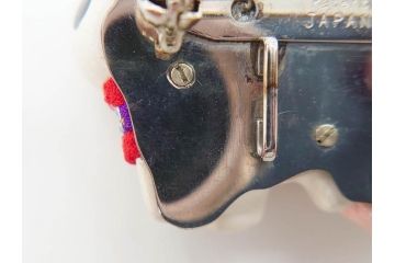 アンティーク　木目込　奴と犬　細部まで丁寧に作られた可愛らしい帯留・帯締めセット(木目込み、犬張子、奴さん、犬張り子、やっこさん、ブローチ、帯留め、春山、正月、着物道具、和装小物、アクセサリー、ケース付き)(R-078995)