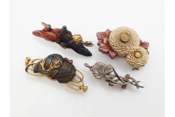 アンティーク　彫金　緻密に彫られた和のデザインが見事な帯留4点セット(在銘作家物、弘光、菊、花、撫子、なでしこ、鶴、ツル、鳥、兜、ブローチ、着物道具、和装小物、アクセサリー)(R-078996)