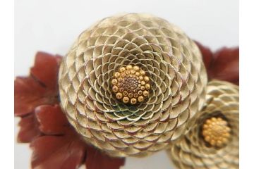 アンティーク　彫金　緻密に彫られた和のデザインが見事な帯留4点セット(在銘作家物、弘光、菊、花、撫子、なでしこ、鶴、ツル、鳥、兜、ブローチ、着物道具、和装小物、アクセサリー)(R-078996)